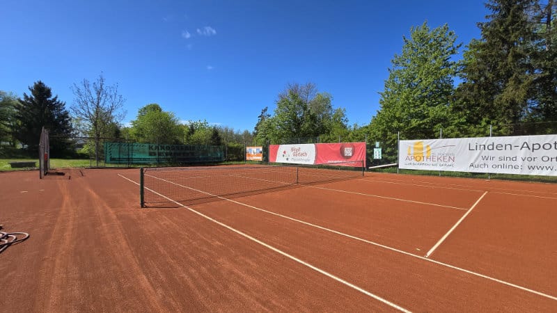 Bild vom Arbeitseinsatz am 27.04.2024 - Saisonvorbereitung - Ein frisch gerichteter Tennisplatz