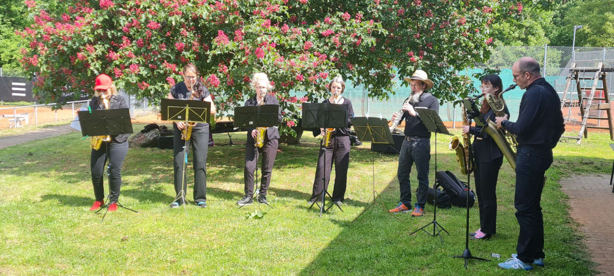 Saxofon-Ensemble spielt zur Saisoneröffnung 2025 vor dem Tennisheim