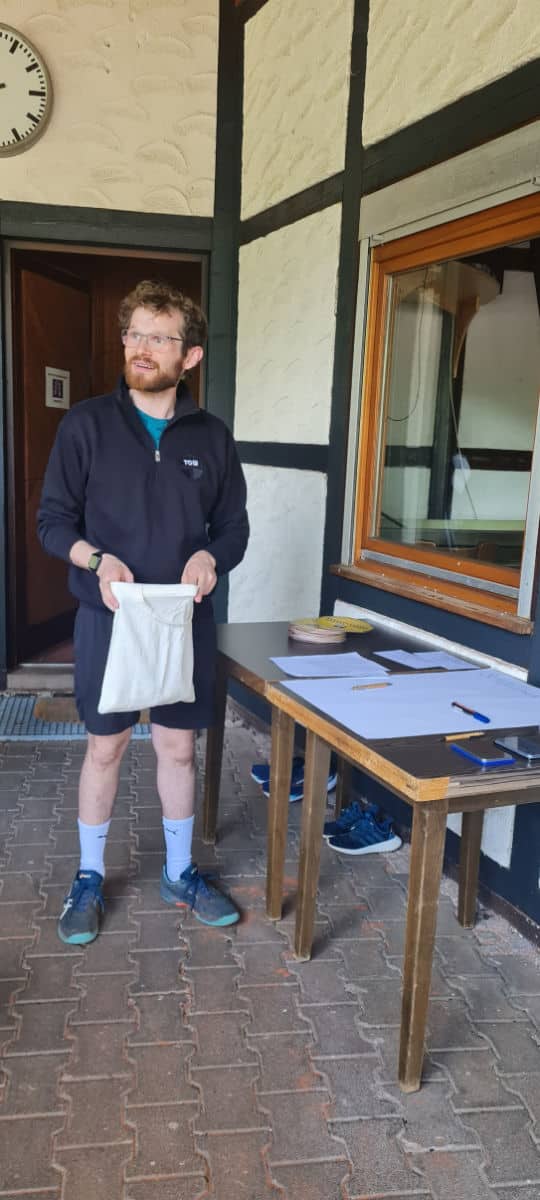 Unser 2. Vorstand Leo beim Ziehen der Begegnungen bei der Saisoneröffnung im Tennisheim in Wannweil