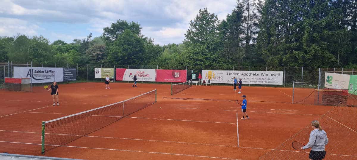 Mitglieder spielen Tennis bei der Saisoneröffnung 2025 in Wannweil