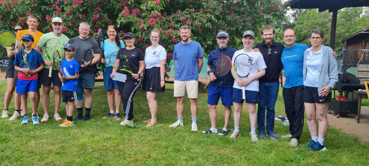 Die Teilnehmerinnen und Teilnehmer bei der Saisoneröffnung 2025 im Tennisheim in Wannweil als Gruppenfoto