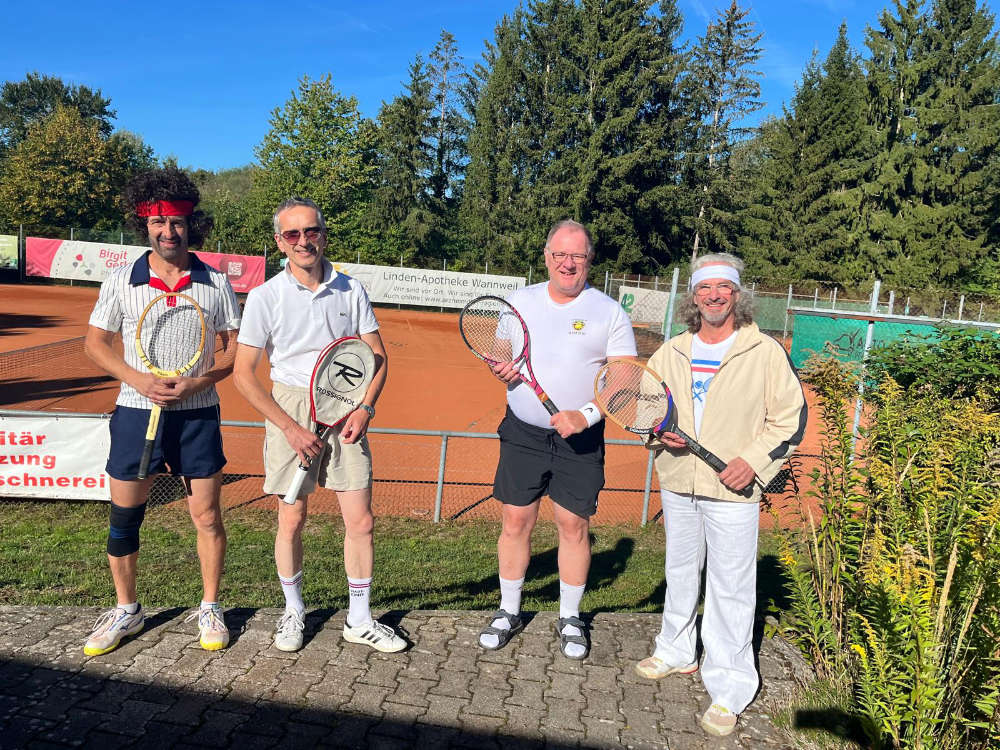 Die Spieler, die beim 70er Jahre Holzschläger-Turnier am Start waren auf der Anlage des TC Wannweil