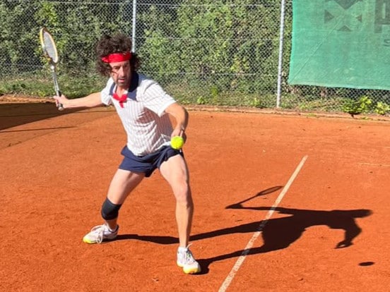 Ein Spieler der Ü50 bei Holzschlägertreffen in Aktion.