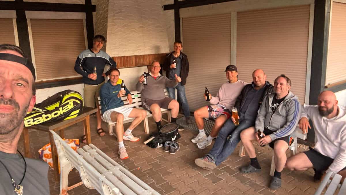 Die Ü40/Ü50 - Männer nach dem Training vor dem Tennisheim beim Umtrunk.