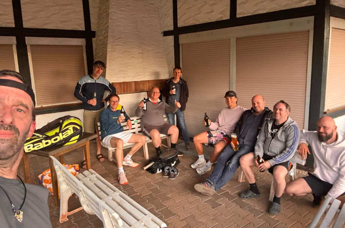 Die Ü40/Ü50 - Männer nach dem Training vor dem Tennisheim beim Umtrunk.