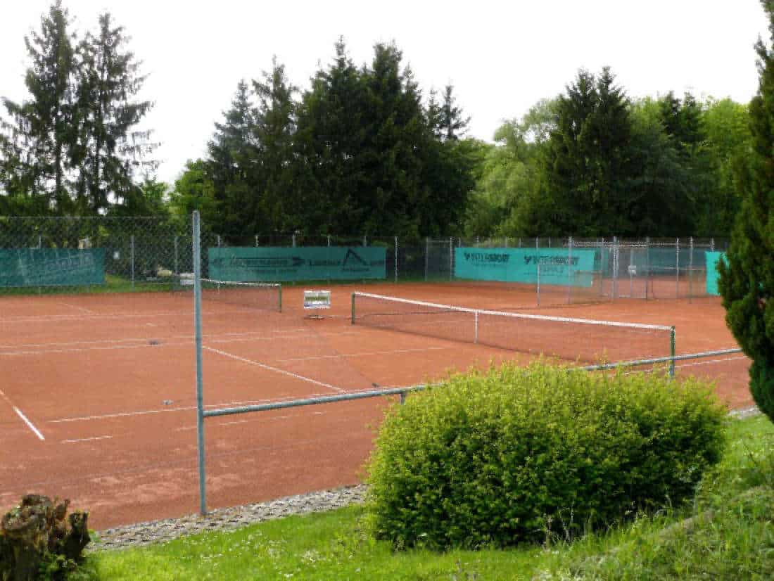 Bild unserer Tennis-Anlage mit 6 Plätzen