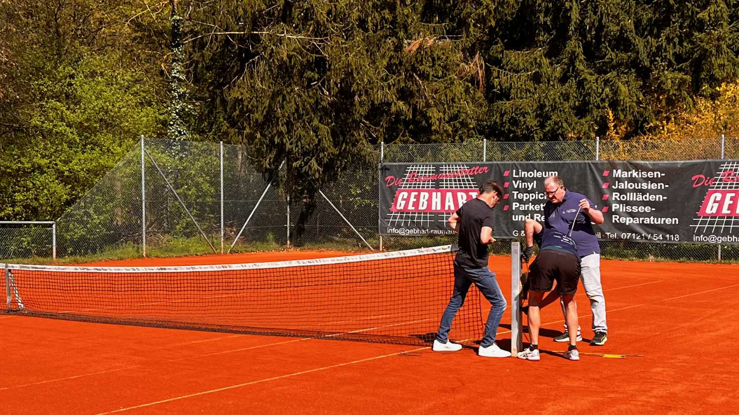 Mitglieder des TC Wanneweil e.V. richten die Plätze vor Saisonbeginn.