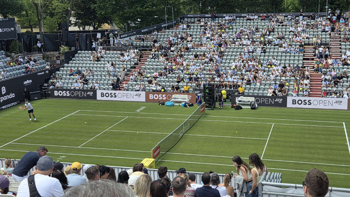 Blick auf den Center-Court der Boss Open. Von den Zuschauerrängen.