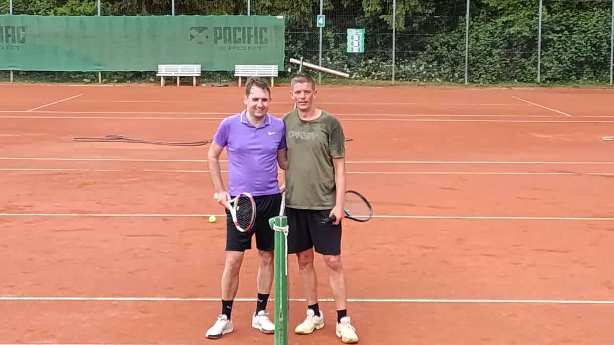 Adam und Yannik nach dem Match auf der Anlage des TC Wannweil
