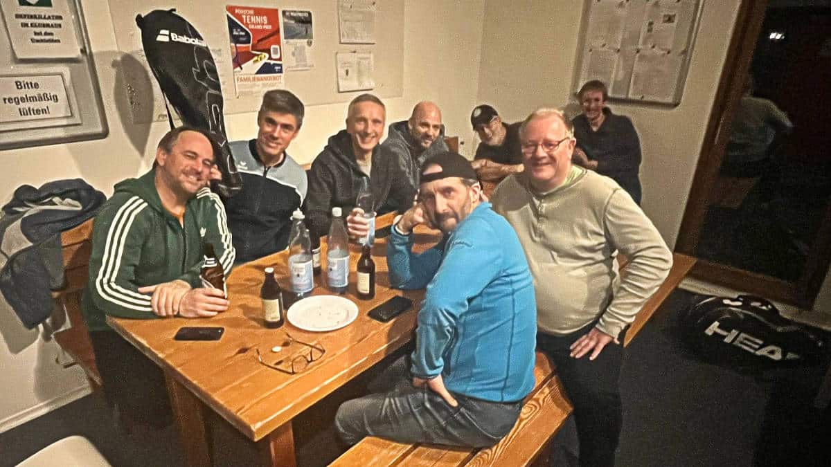 Die Herren 40 des TC Wannweil in geselliger Runde nach dem Sieg.