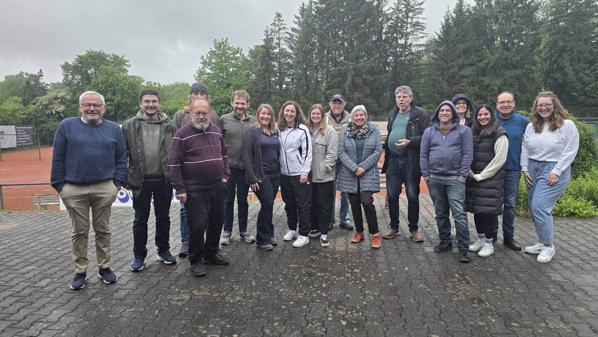 Alle Anwesenden der Saisoneröffnung 2026 haben sich bei miesem Wetter zum Gruppenbild versammelt.