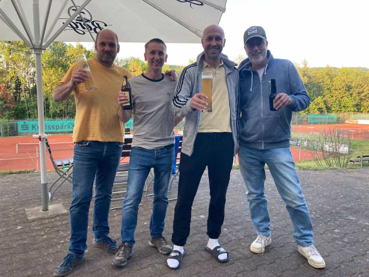 Spieler der Ü40-Mannschaft bei der Siegesfeier