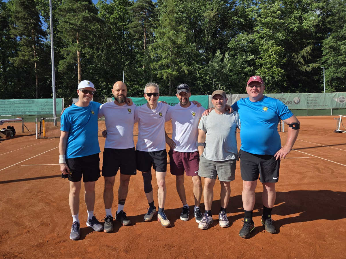 Herren Ü50 Manschaftsfoto auf dem Tennisplatz in Plattenhardt