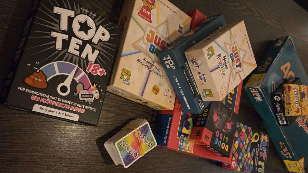 Partyspiele liegen auf dem Tisch.
