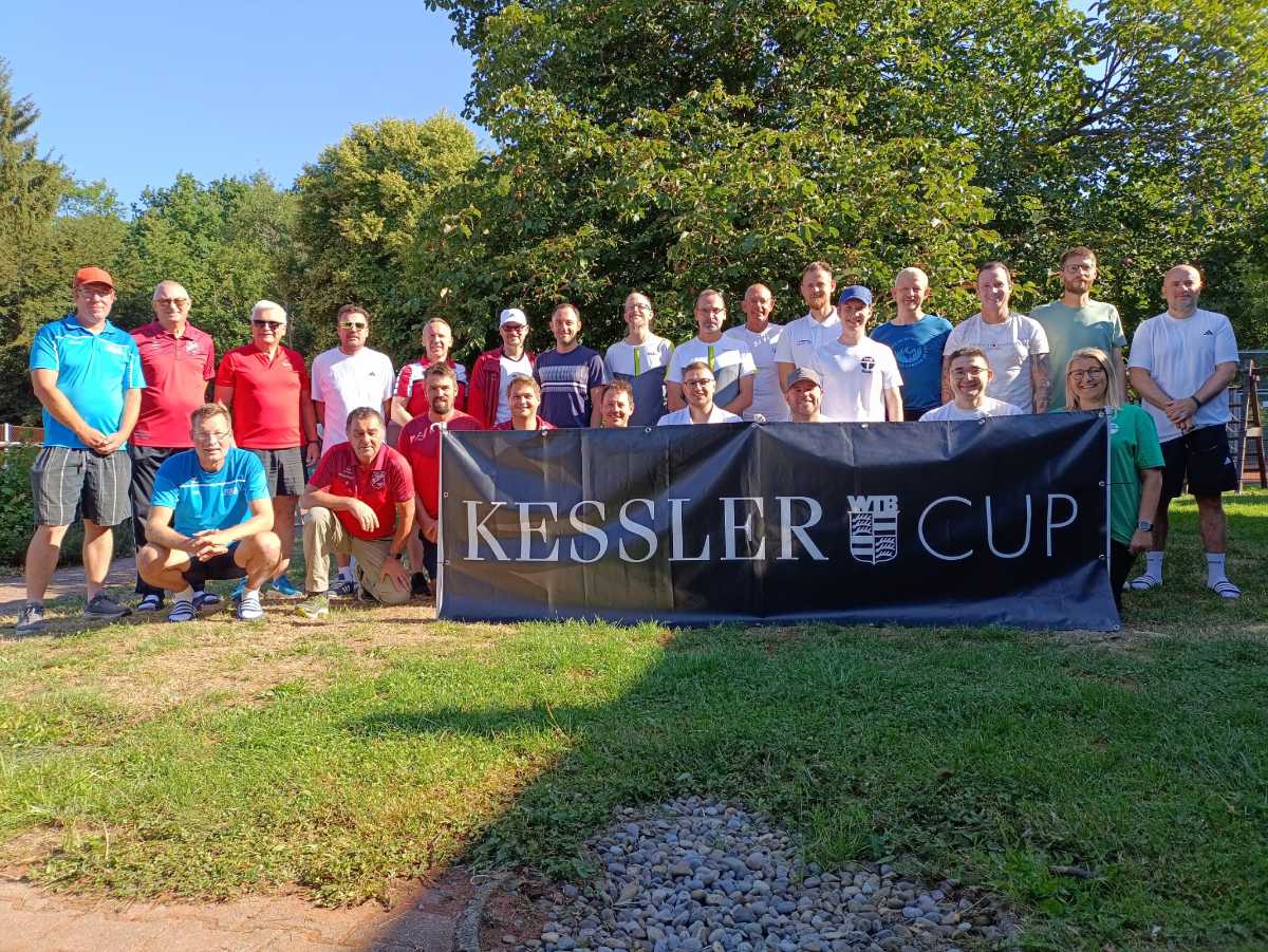 Alle Teilnehmer des KesslerCuop 2026 hinter dem Banner mit der Aufschrift Kessler-Cup
