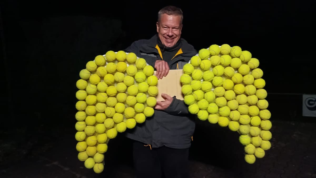 Bild der Engelsflügel es TC Wannweil. Tennisbälle bilden die Flügel.