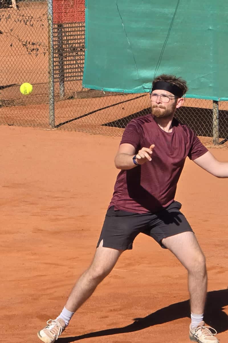Ein Tennisspieler bei der Vorhand