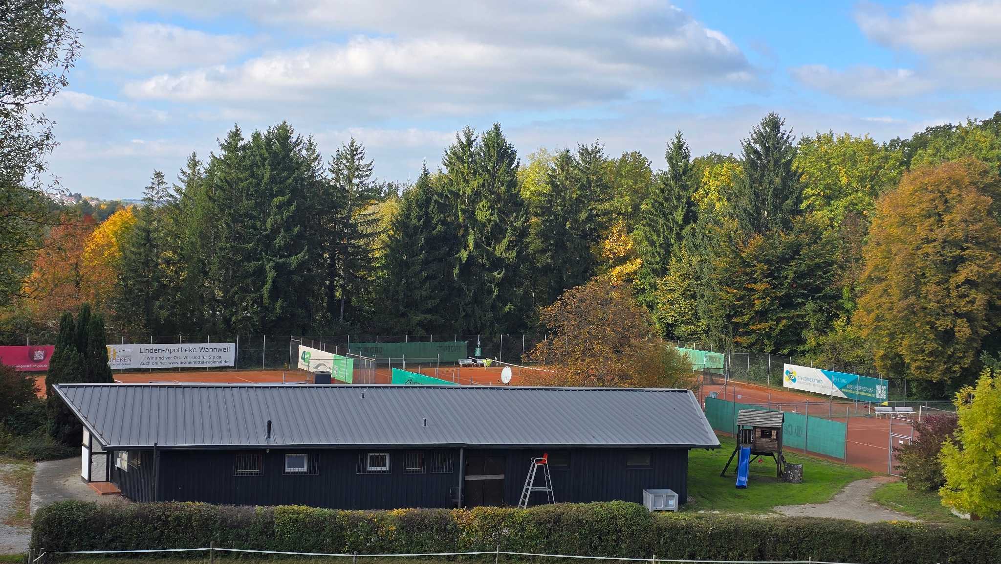 Außenansicht Vereinsheim des TC Wannweil