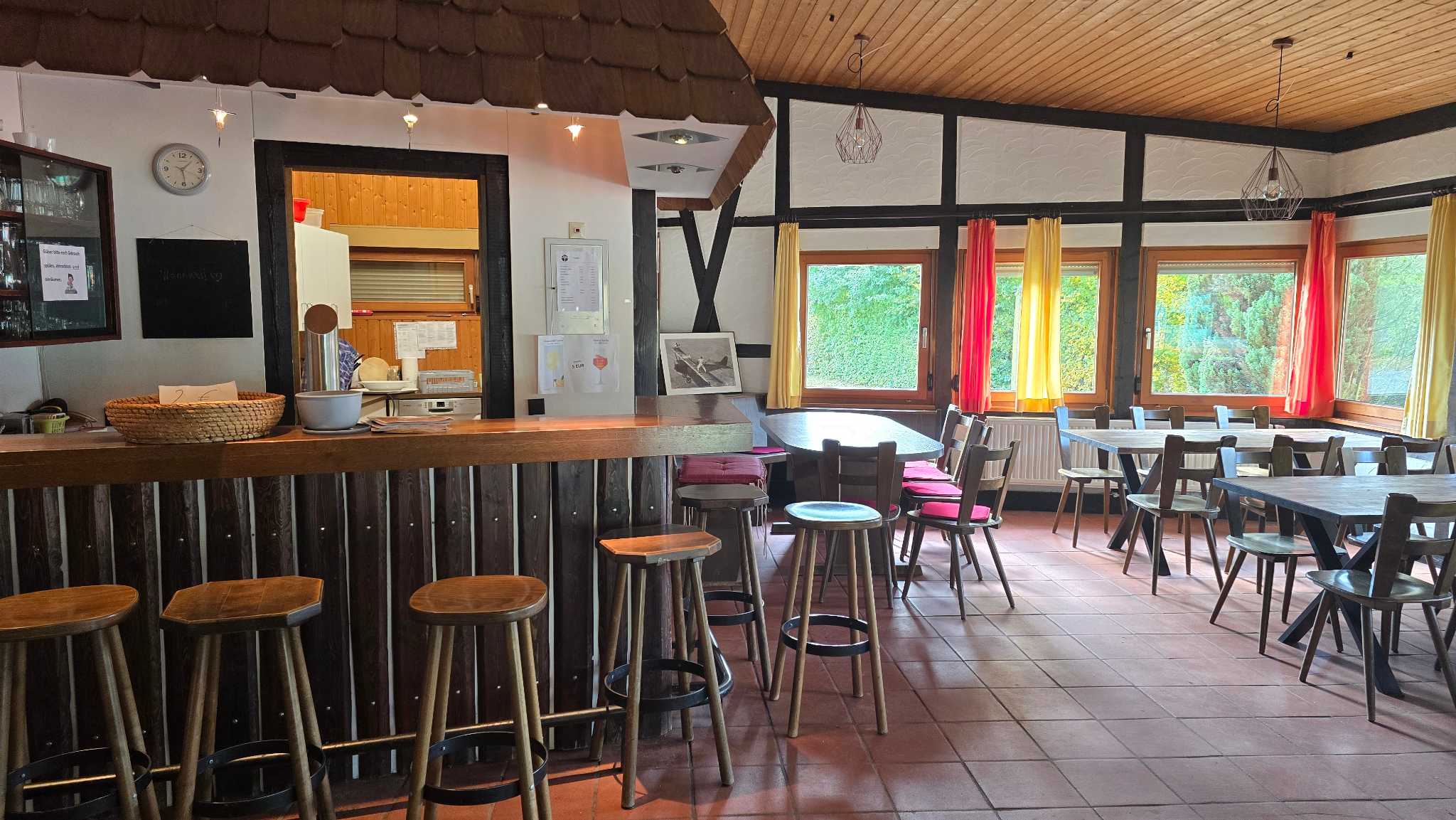Innenansicht des Clubhauses des TC Wannweil
